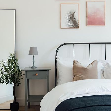 Stylish 2 Bedroom Flat In Ilford, London Esterno foto