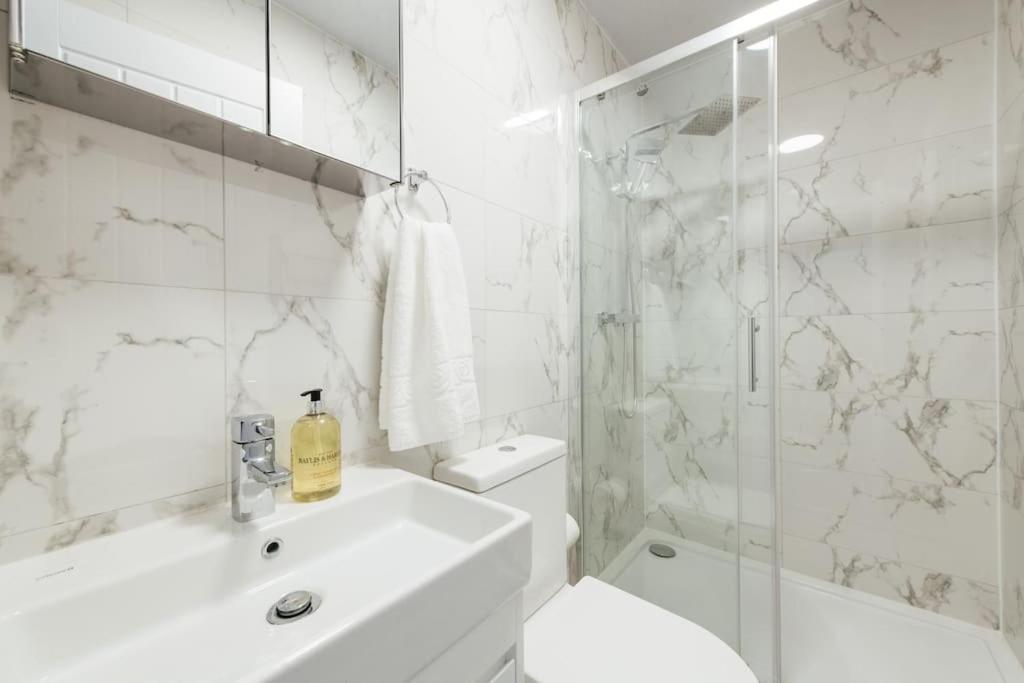 Stylish 2 Bedroom Flat In Ilford, London Esterno foto