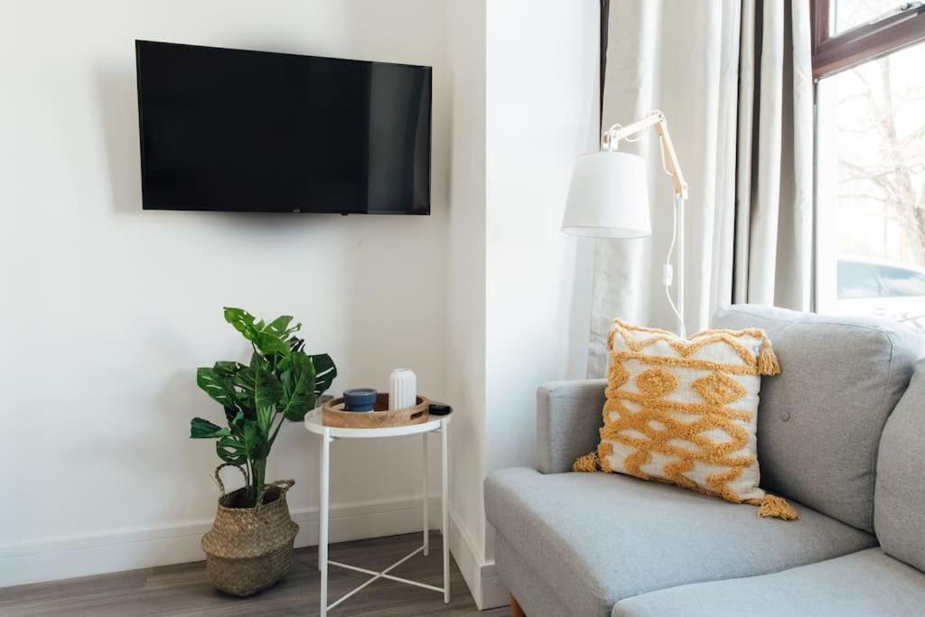 Stylish 2 Bedroom Flat In Ilford, London Esterno foto